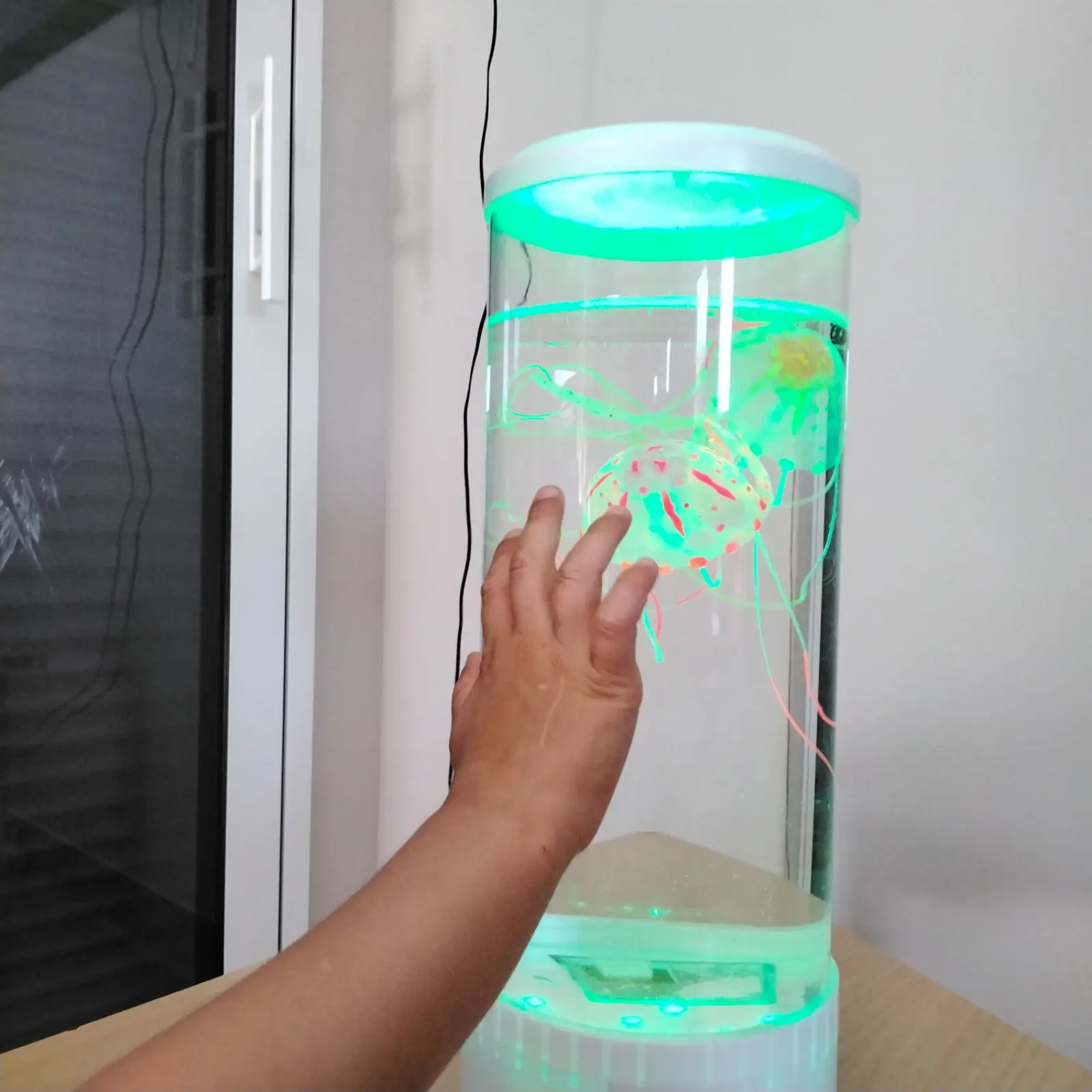 Éveil sensoriel autour d'une veilleuse lumineuse à la micro-crèche de Saint-Mars-du-Désert