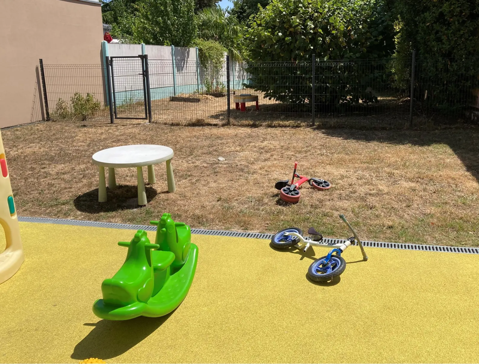 Jardin extérieur avec vélos et jeux à la micro-crèche de Bouguenais