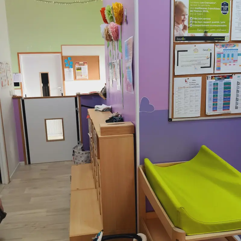 Espace accueil et vestiaire de la micro-crèche Le Repère des P'tits Lutins à Chartres