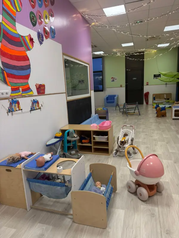 Coin poupées et dinette dans la micro-crèche Le Repère des P'tits Lutins à Chartres