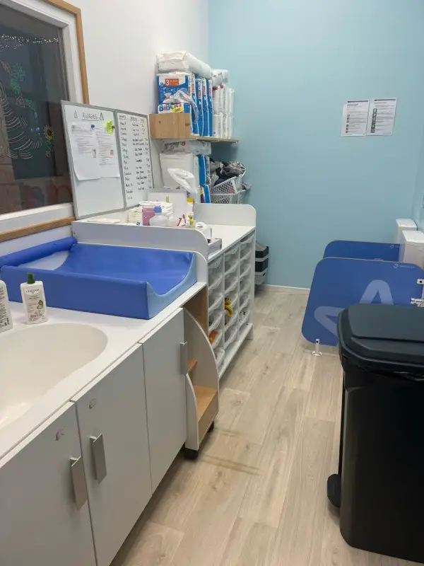 Espace change de la micro-crèche Le Repère des P'tits Lutins à Chartres