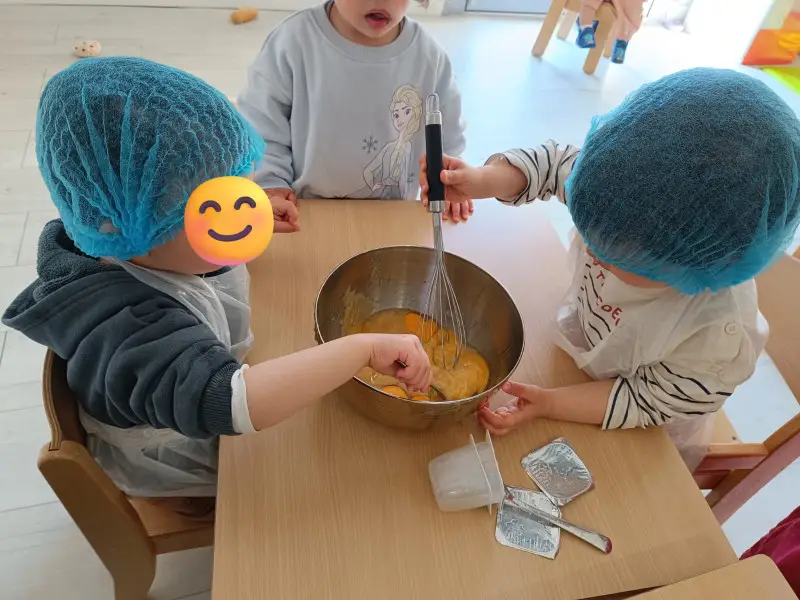 Atelier cuisine avec les enfants à la micro-crèche Le Jardin des P'tits Lutins, Chartres