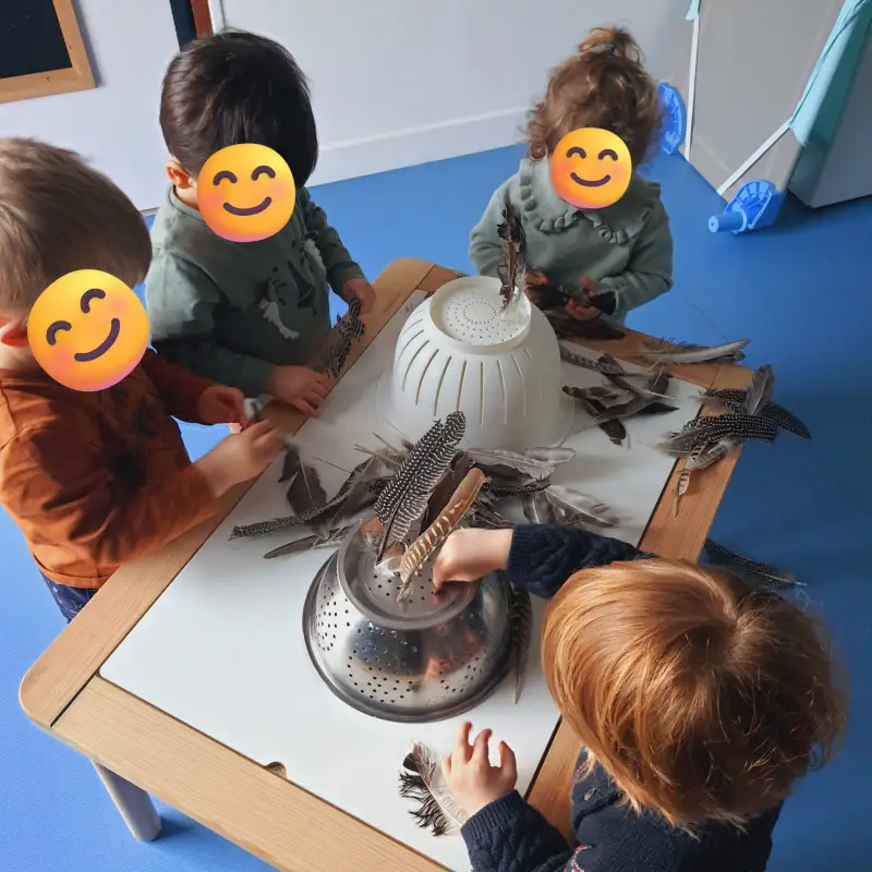 Activité d'éveil sensoriel avec les enfants à la micro-crèche Le Jardin des P'tits Lutins, Chartres