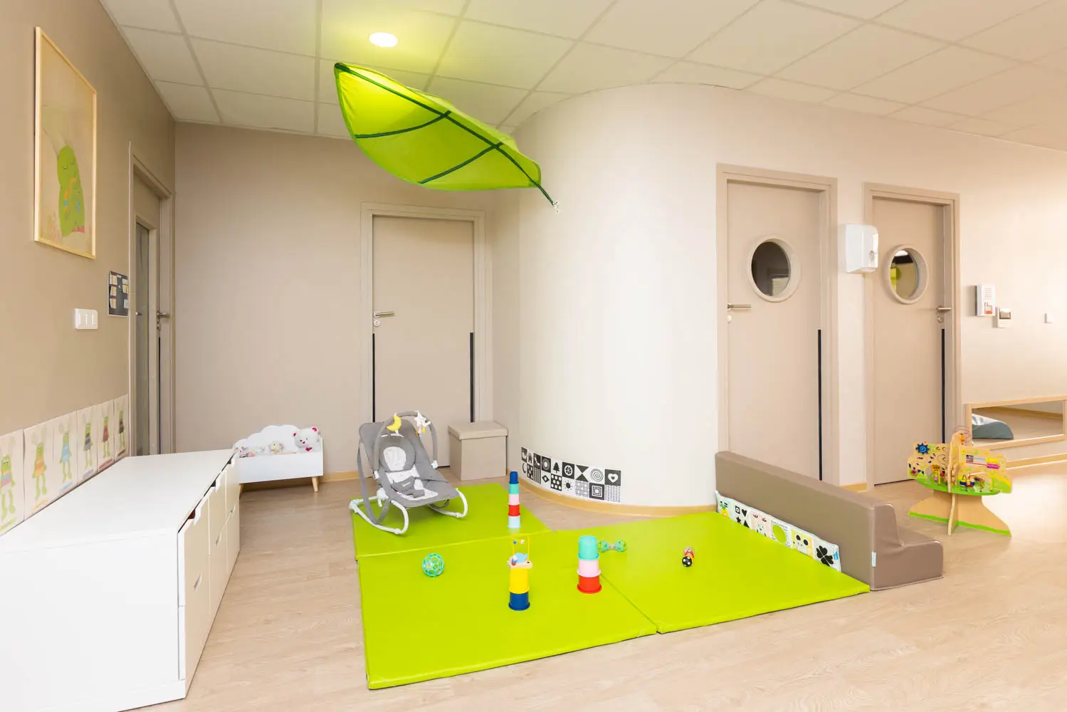 Espace de motricité et de repos avec tapis de jeu à la micro-crèche de Vesoul