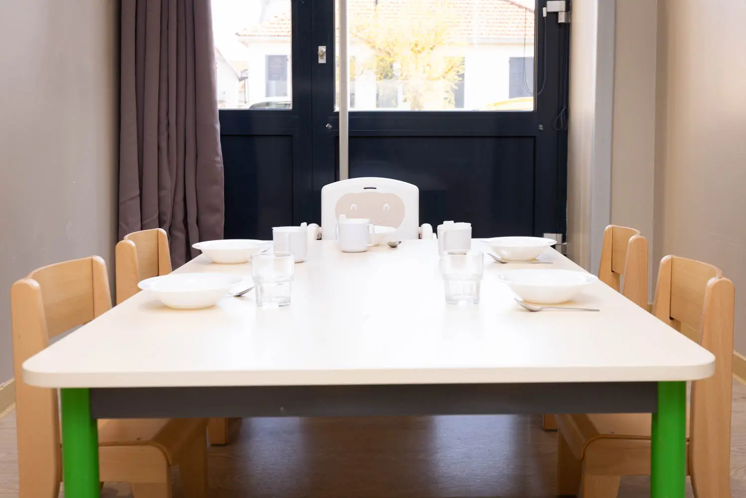 Table du goûter avec bols et verres à la micro-crèche de Vesoul