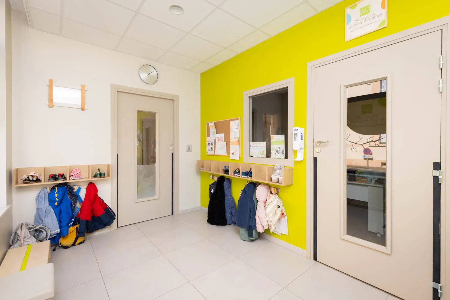 Hall d'accueil et vestiaire coloré de la micro-crèche La Cabane d'Achille et Camille à Vesoul