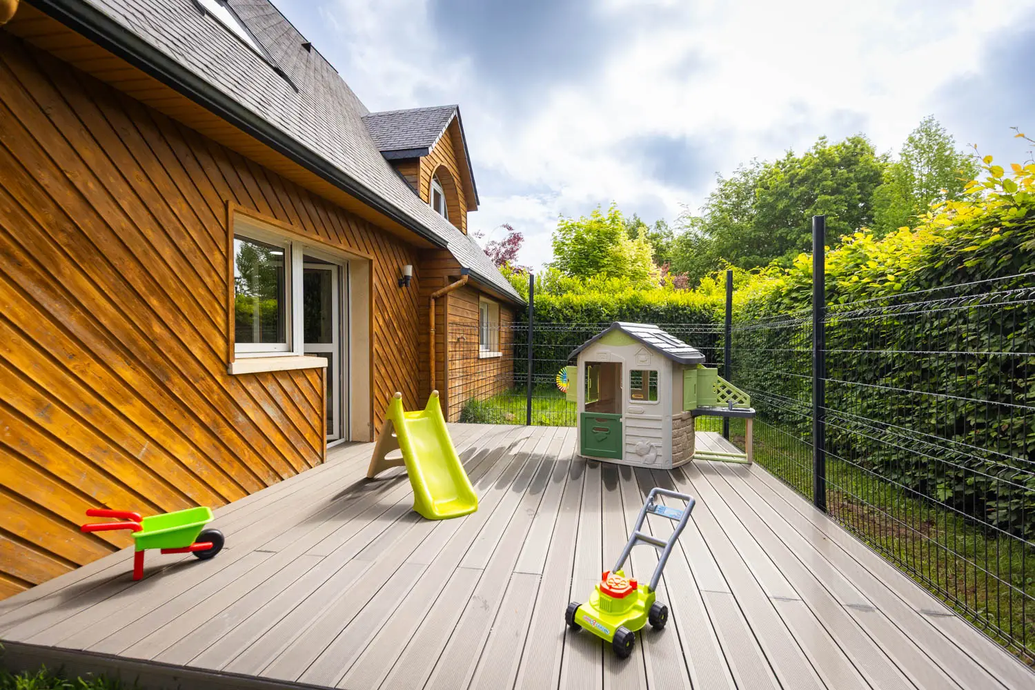 Terrasse extérieure avec cabane de jeu à Bois-Guillaume
