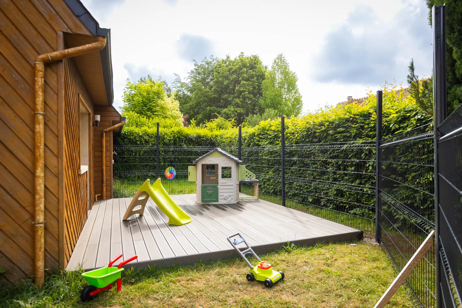 Terrasse extérieure avec toboggan de la micro-crèche à Bois-Guillaume