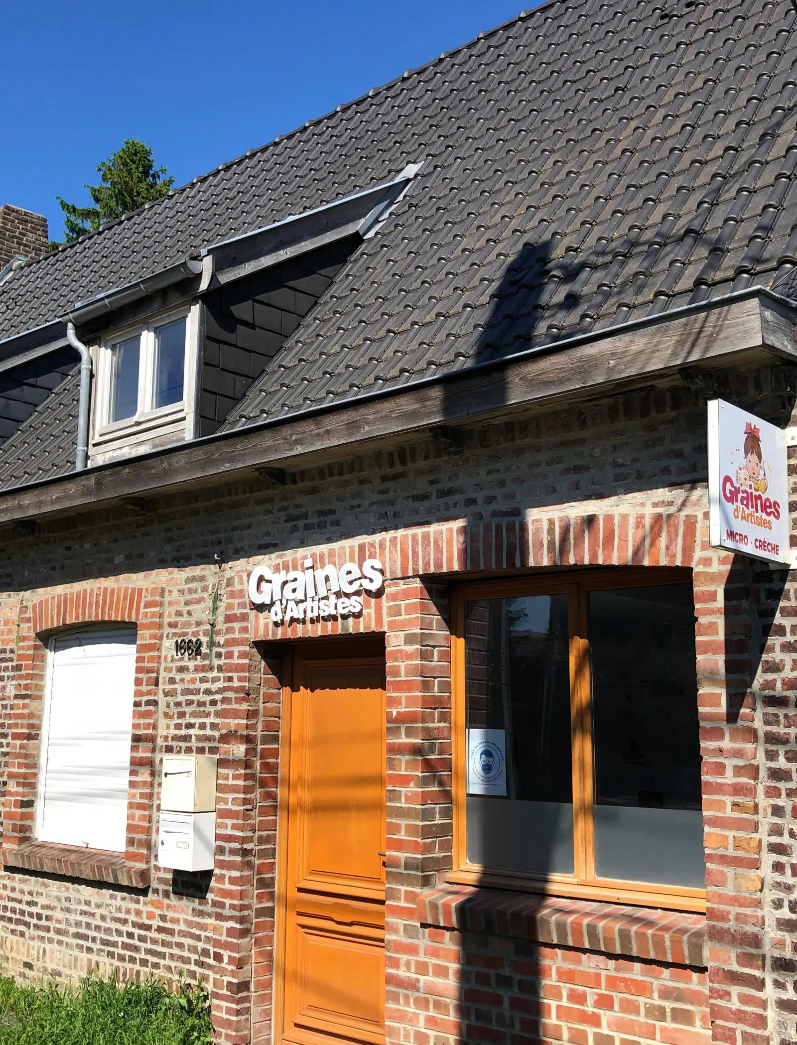 Façade en briques de la micro-crèche Graines d'Artistes, avenue du Général de Gaulle à Bondues