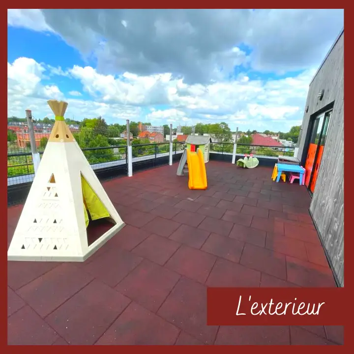Terrasse extérieure avec tipi et jeux de la micro-crèche Graines d'Artistes à Bondues Ravennes les Francs