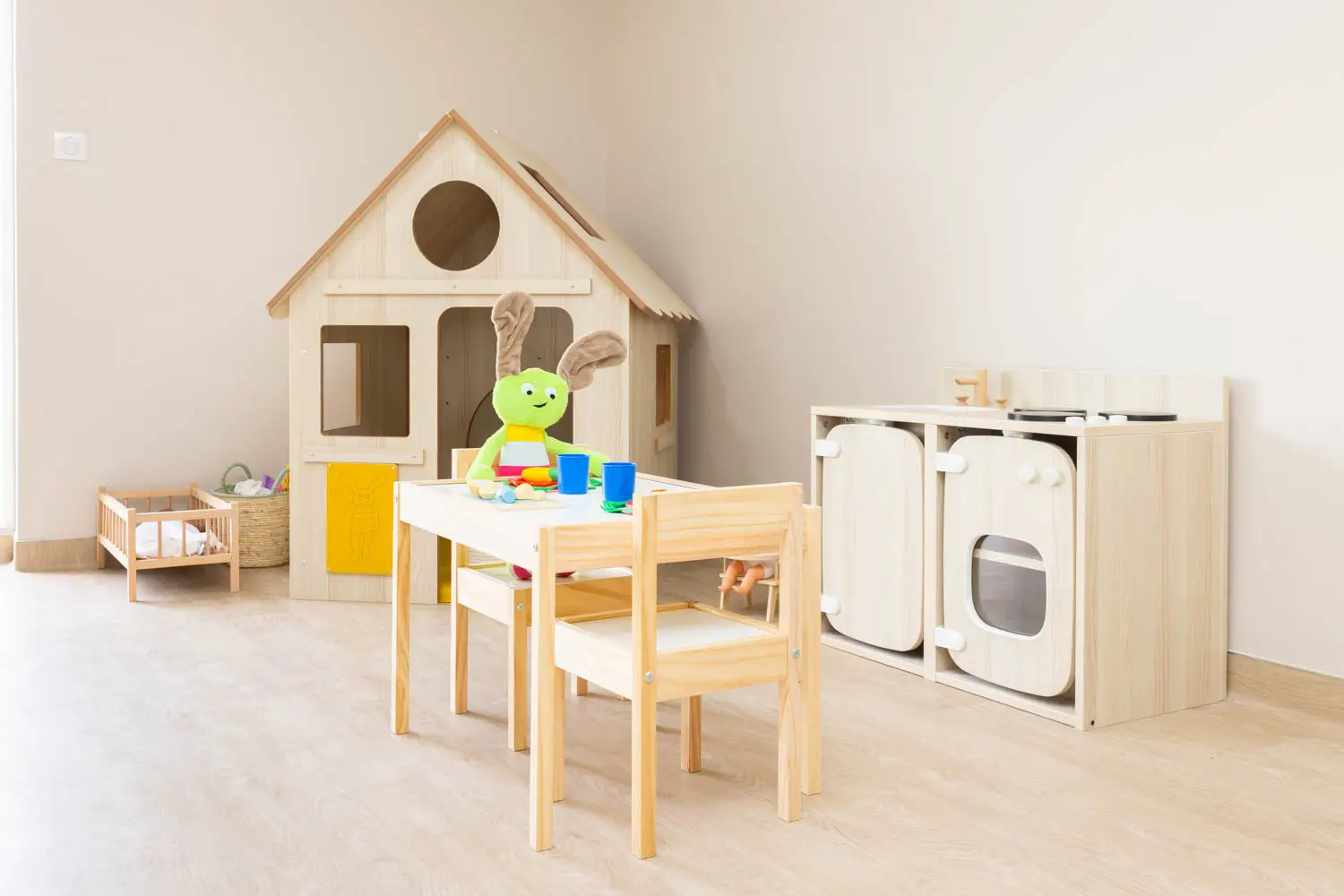 Coin cuisine et jeu symbolique en bois de la micro-crèche de Montierchaume