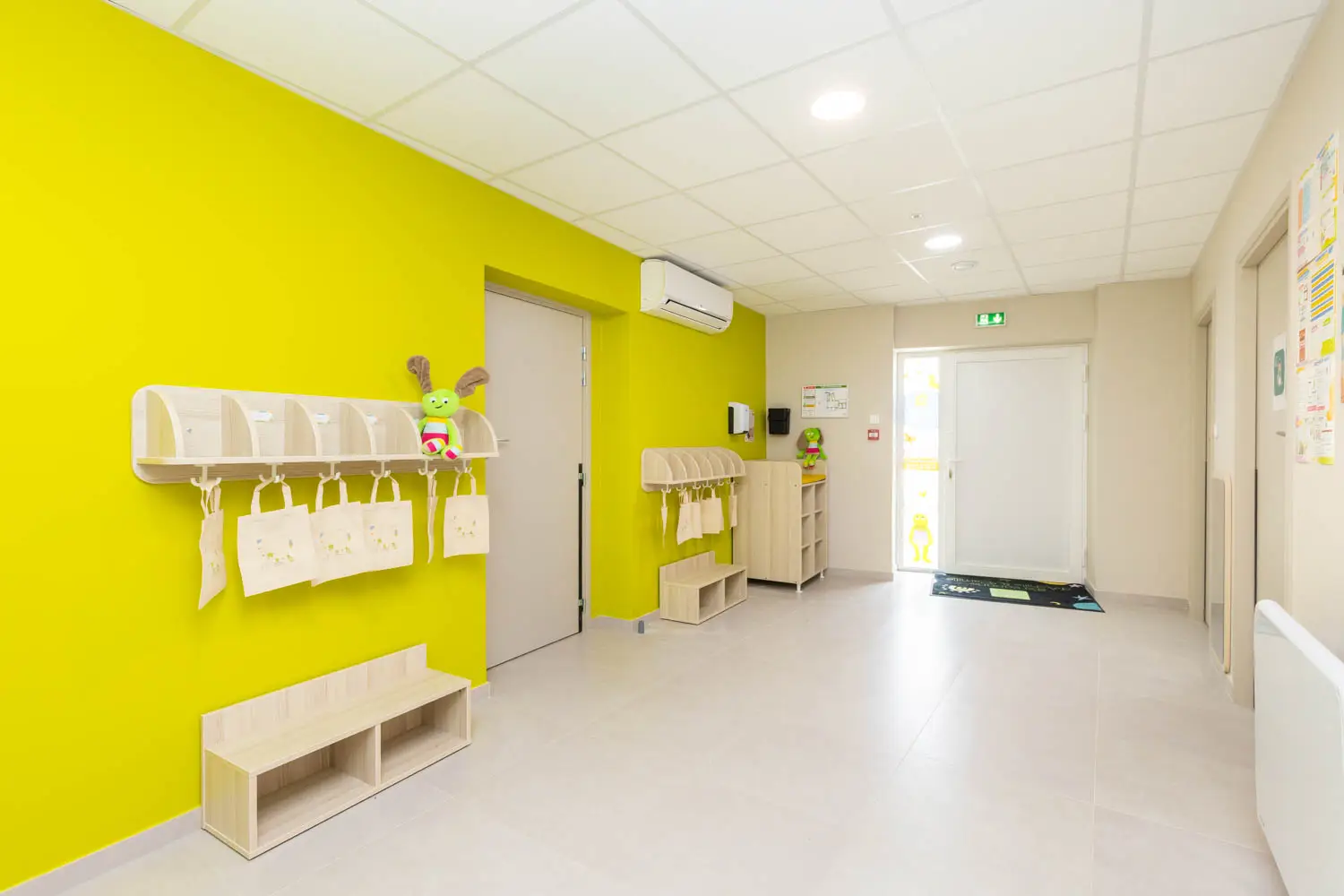 Vestiaire coloré et entrée de la micro-crèche Achille et Camille à Montierchaume