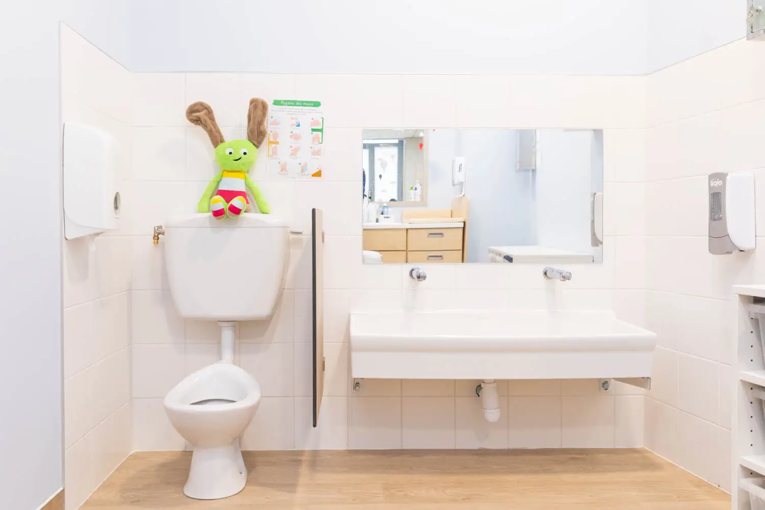Salle de bain adaptée aux enfants à la micro-crèche de Mâcon