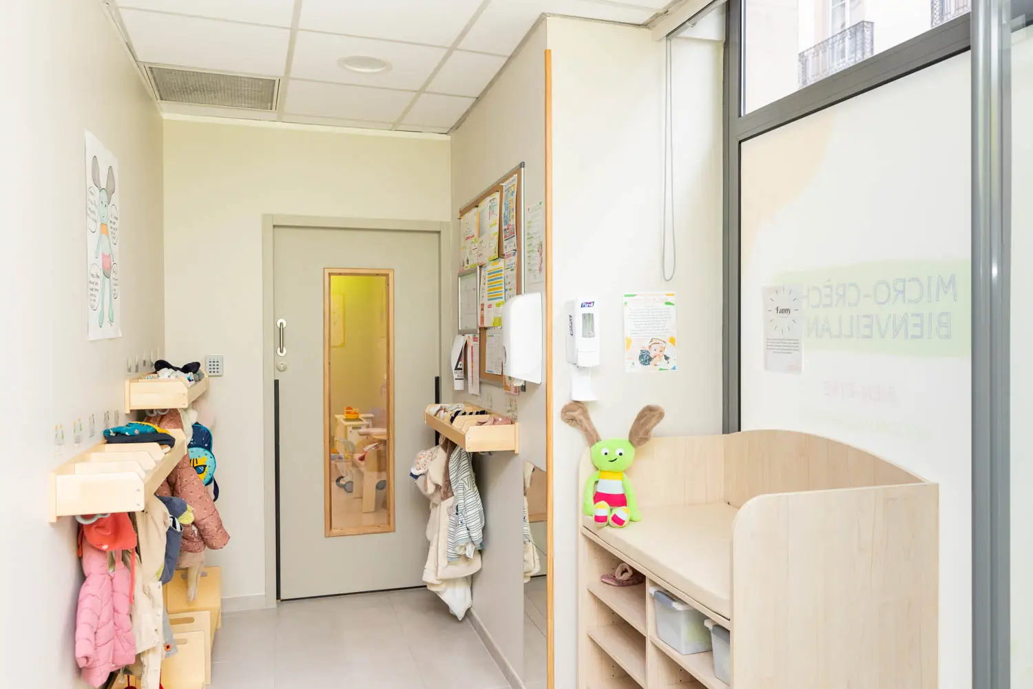 Vestiaire et espace de change de la micro-crèche Achille & Camille à Mâcon