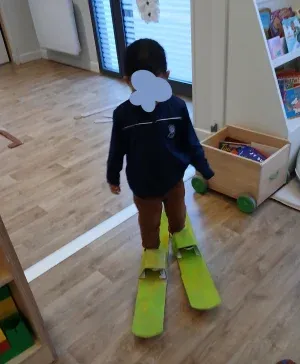 Atelier créatif de fabrication de skis en carton avec les enfants de la micro-crèche