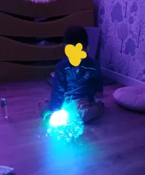 Moment sensoriel Snoezelen avec un bébé à la micro-crèche Les Bébés Explorateurs de La Chapelle-sur-Erdre