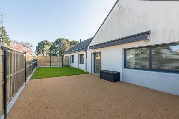 Cour extérieure avec sol souple et pelouse verte à la micro-crèche Les Bébés Explorateurs de La Chapelle-sur-Erdre
