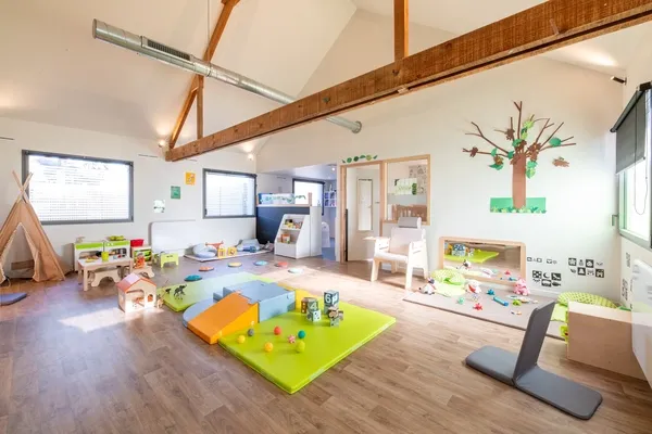 Une micro-crèche <strong>sous charpente apparente</strong>, entre Erdre et jardin