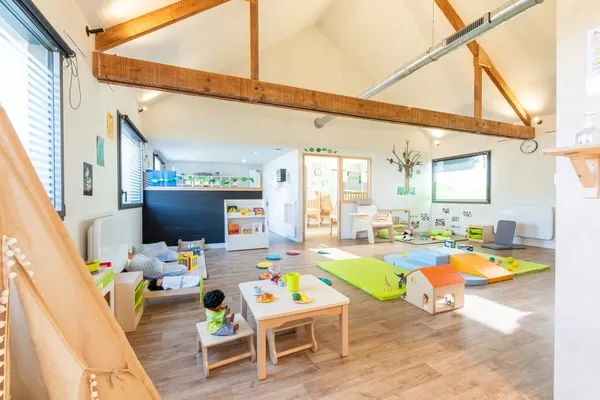Salle de jeux avec tipi et tapis à la micro-crèche Les Bébés Explorateurs de La Chapelle-sur-Erdre