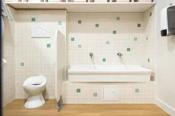 Espace sanitaire adapté aux enfants à la crèche Les Explorateurs de Champignol à Saint-Maur-des-Fossés