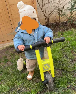 Activité draisienne dans le jardin de la crèche Les Explorateurs de Montreuil