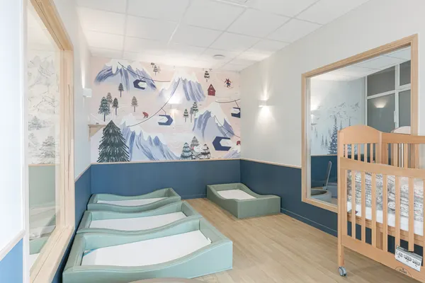 Dortoir avec fresque murale montagne à la crèche Les Explorateurs de Montreuil