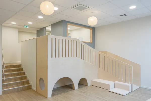Structure de jeux en bois avec passerelle à la crèche Les Explorateurs de Montreuil
