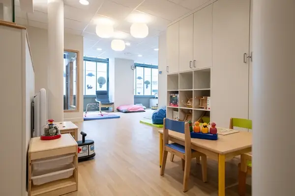 Salle de jeux et table d'activités de la micro-crèche Les Explorateurs, Paris 11e