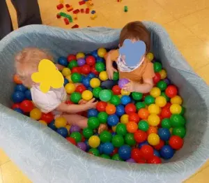 Piscine à balles pour les tout-petits à la micro-crèche Les Bébés Explorateurs de Grenoble