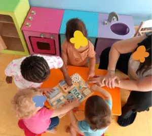 Atelier de motricité fine en groupe à la micro-crèche Les Bébés Explorateurs de Grenoble