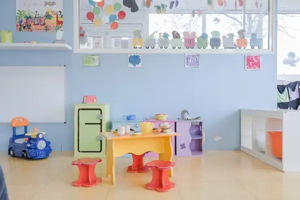 Coin de jeux symboliques avec cuisine multicolore à la micro-crèche Les Bébés Explorateurs de Grenoble