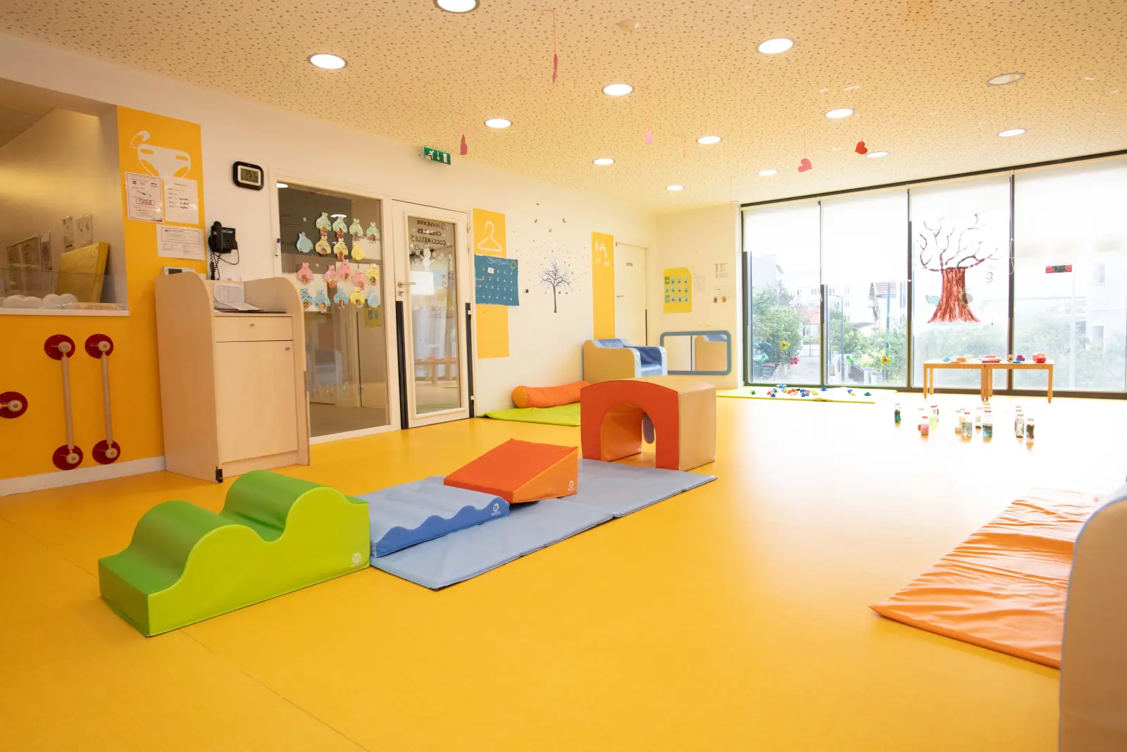 Salle de motricité jaune de la crèche Colombes Les Alouettes