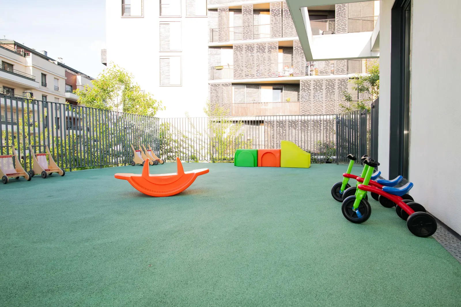 Terrasse extérieure sécurisée de la crèche Colombes Les Alouettes