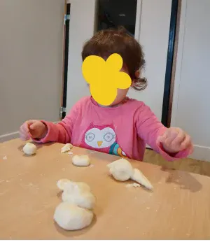 Atelier d'éveil tactile et sensoriel à la crèche Les Explorateurs de Vertou
