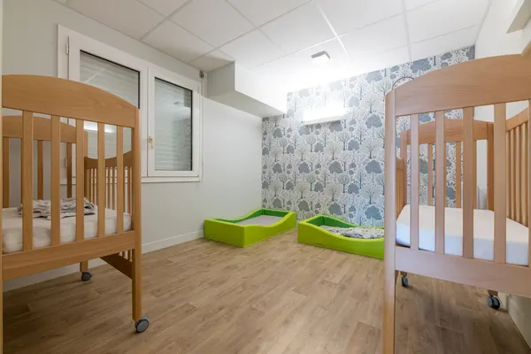 Dortoir de la crèche Les Explorateurs de Vertou, lits bas à roulettes