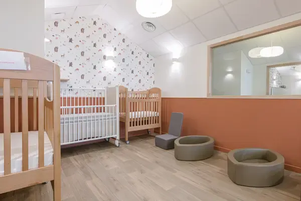 Dortoir des bébés sous les combles à la crèche Les Explorateurs de Tours Saint-Symphorien