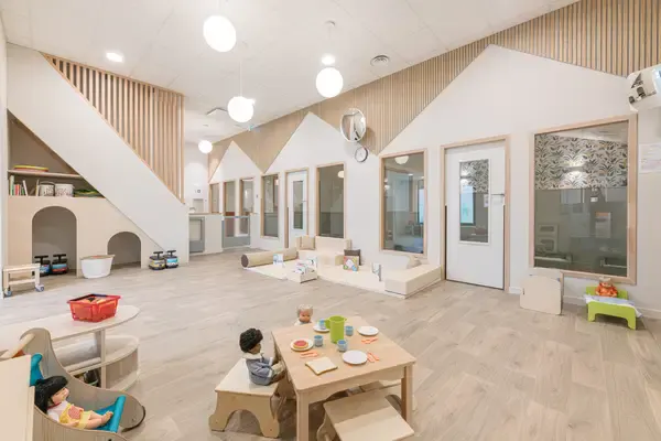Grande salle de vie à double hauteur à la crèche Les Explorateurs de Tours Saint-Symphorien