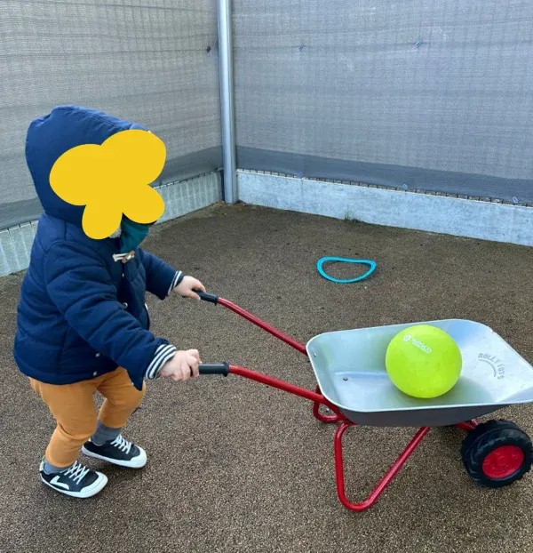 Jardin extérieur avec jeux à la crèche Les Explorateurs de Rennes La Poterie