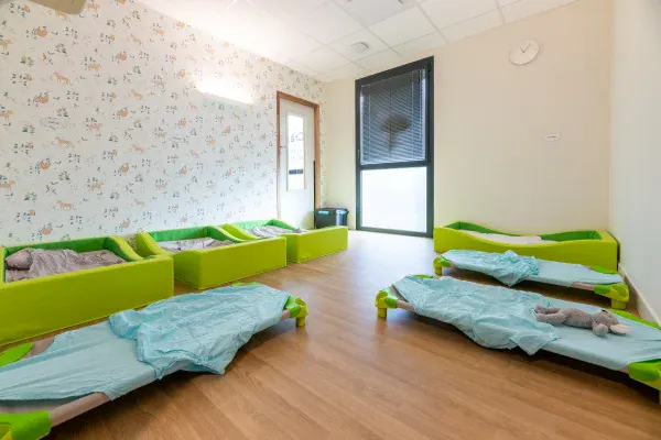 Salle de sieste à la crèche Les Explorateurs de Rennes La Poterie