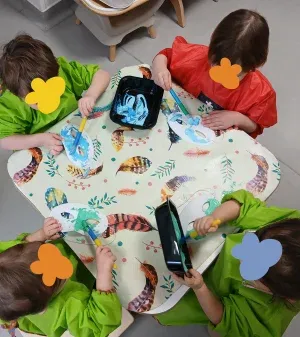 Atelier créatif de masques de carnaval avec les enfants de la micro-crèche Les Petits Flocons