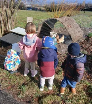 Sortie à la ferme pour observer les poules avec les enfants des Petits Flocons de Montagny-les-Lanches