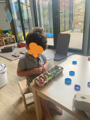 Atelier créativité sans jouet à la crèche Les Explorateurs de Nantes Viarme
