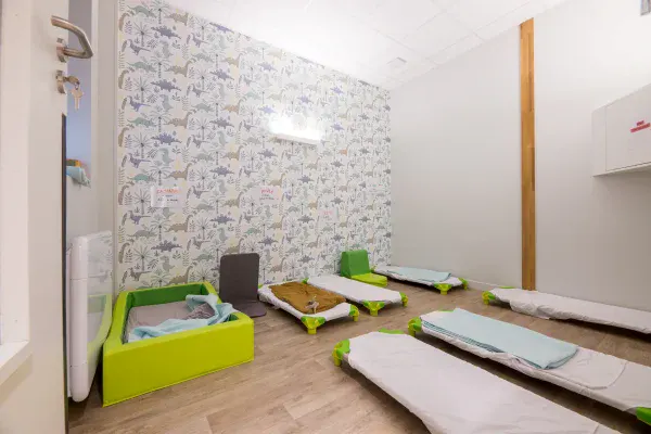 Dortoir de la crèche Les Explorateurs de Nantes Viarme, lits bas et papier peint dinosaures
