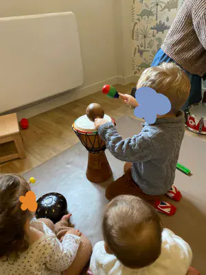 Éveil musical au tam-tam à la crèche Les Explorateurs de Nantes Viarme