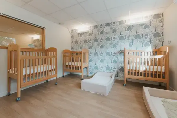 Dortoir de la crèche Les Explorateurs de Vertou Matisse, lits bas à roulettes