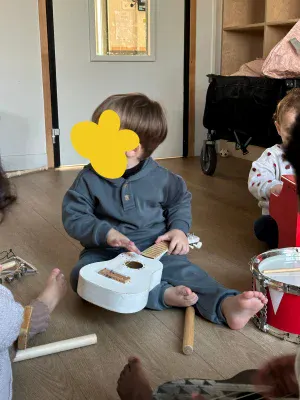 Éveil musical avec une association locale à la crèche Les Explorateurs de Vertou Matisse