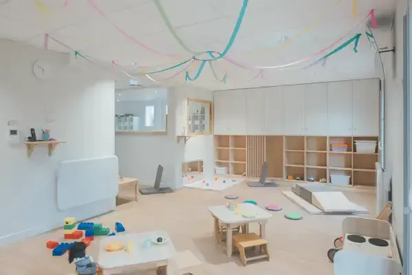 Salle de jeux avec grandes briques colorées à la crèche Les Explorateurs de Vertou Matisse