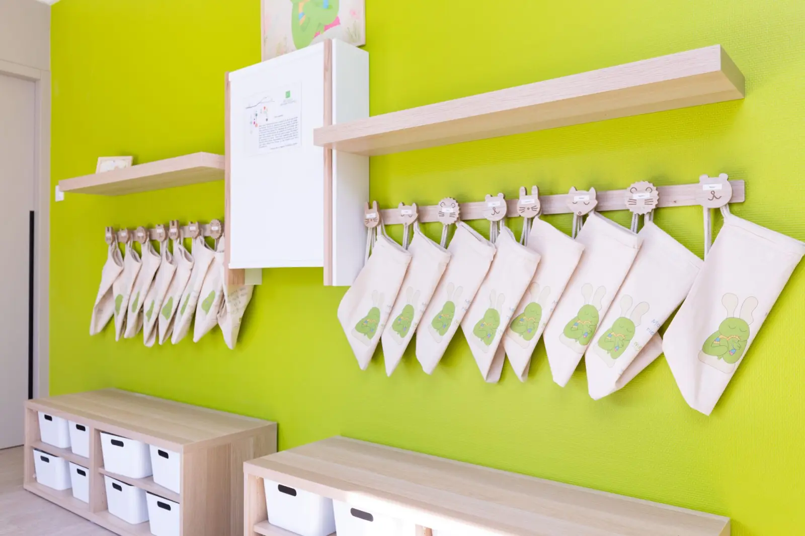 Vestiaire des enfants à la micro-crèche de Saint-Julien-lès-Villas