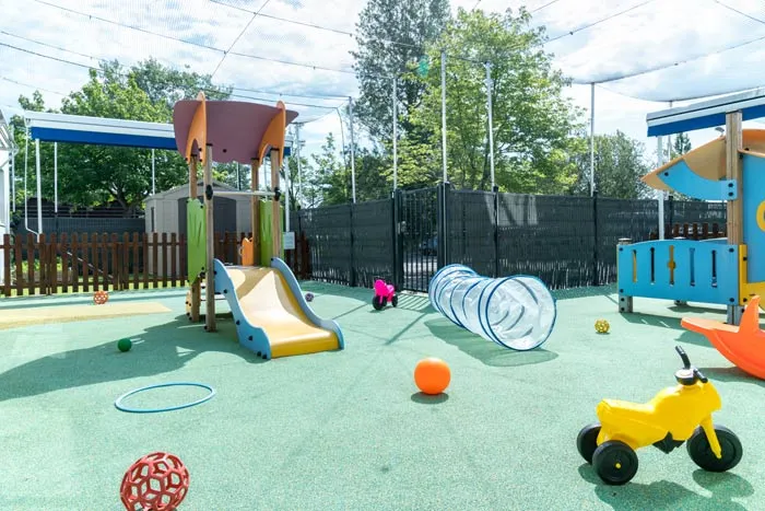 Espace extérieur sécurisé de la crèche Mérignac Bell