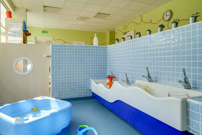 Salle de bain et sanitaires adaptés aux tout-petits à la crèche Mérignac Bell